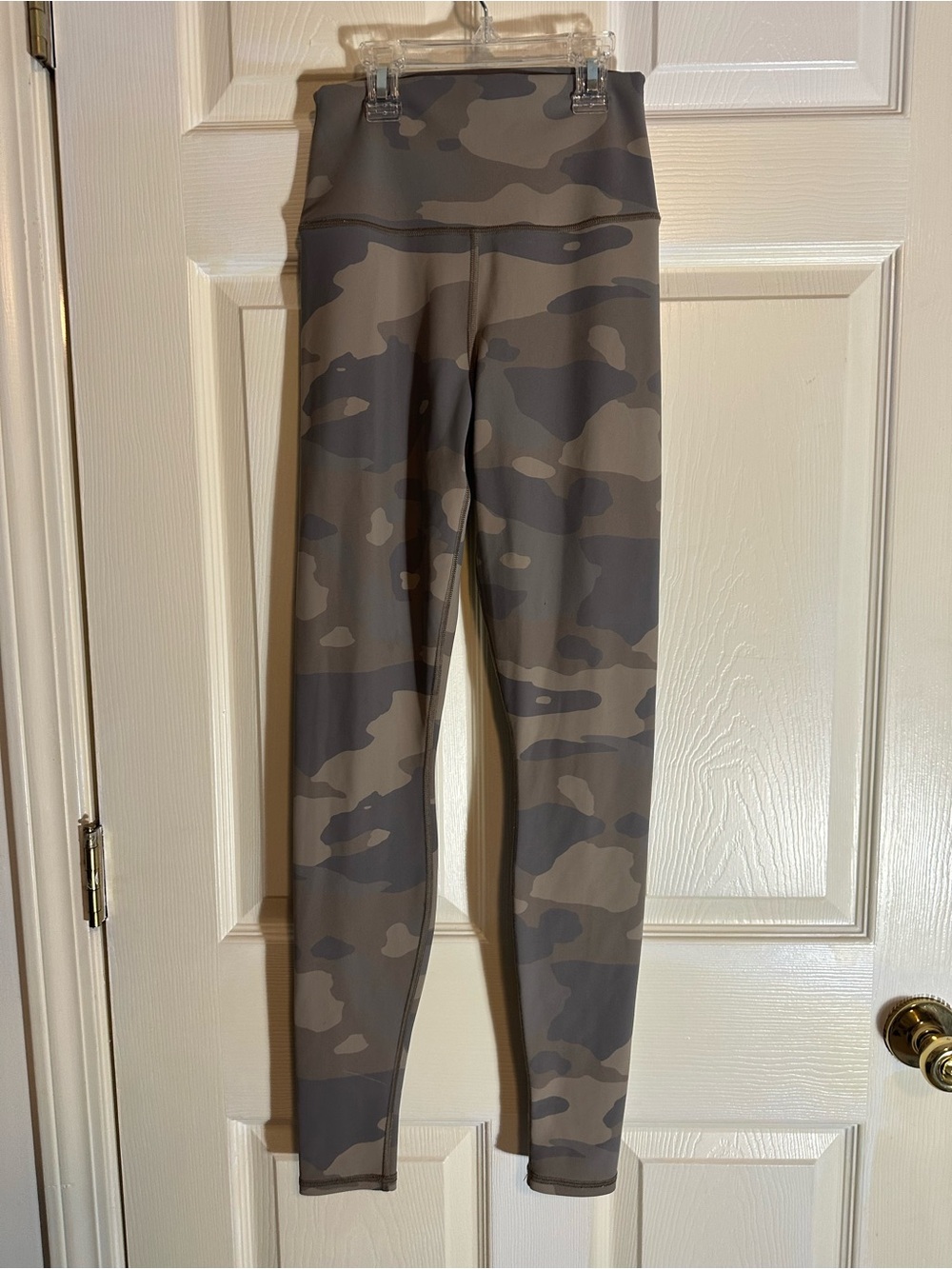 ALO Yoga High-Waist Camo Leggings in Taupe and Gray
